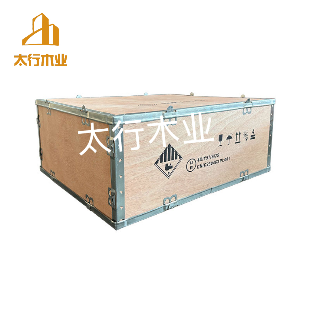 鋰電池木箱：安全運(yùn)輸?shù)闹匾Ｕ?/><h3 >鋰電池木箱：安全運(yùn)輸?shù)闹匾Ｕ?/h3><p>隨著新能源產(chǎn)業(yè)的快速發(fā)展，鋰電池作為核心儲(chǔ)能元件，其運(yùn)輸安全問題日益受到關(guān)注。在鋰電池的物流環(huán)節(jié)中，木質(zhì)包裝箱憑借其優(yōu)異的防護(hù)性能，成為了保障鋰電池安全運(yùn)輸?shù)闹匾ぞ摺ｄ囯姵卦谶\(yùn)輸過程中面臨多重風(fēng)險(xiǎn)。…</p><div   id=